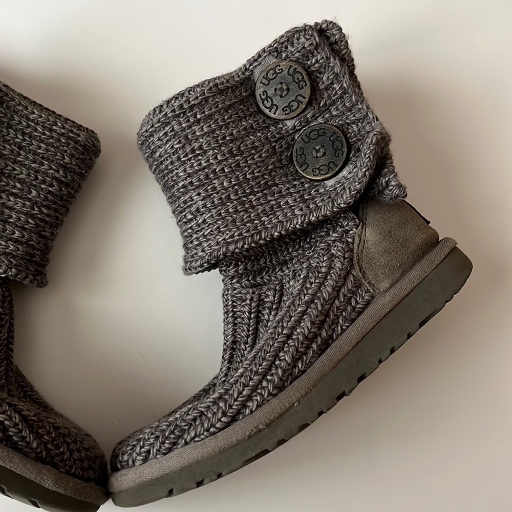 grey cableknit uggs size 13 GIRLS🩷